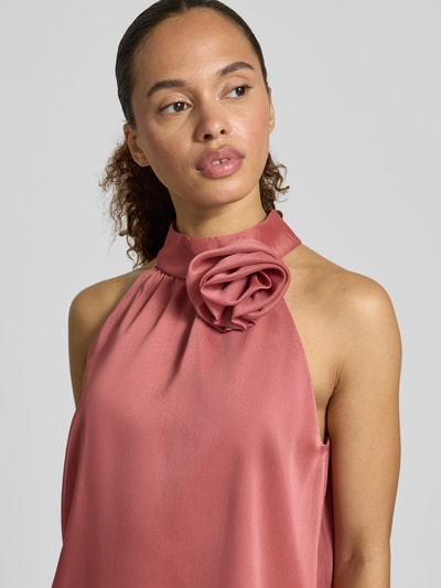 Frauenmodel trägt Top mit floraler Applikation von Swing in Altrosa, Stehkragen, gerader Schnitt, glatte Textur, Nahaufnahme Oberkörper.