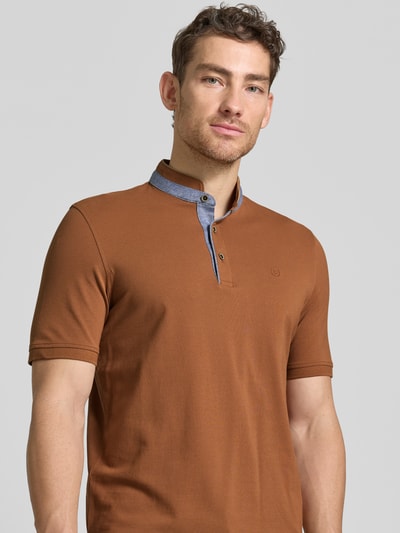 Männermodel trägt Regular Fit Poloshirt mit Stehkragen und Logo-Stitching von bugatti aus Reine Baumwolle, Nahaufnahme Oberkörper. Rückenlänge bei Größe M: 70 cm, Label-Detail, kurze Knopfleiste.