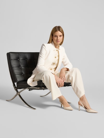 Vrouwenmodel draagt Blazer in Überlänge van Jake*s Collection, materiaalmix met viscose, regular fit, opstaande kraag, extra lang, klepzakken, ruglengte maat 36: 92 cm, borstwijdte: 45 cm, mouwlengte: 65 cm, effen wit, zachte textuur, geheelvooraanzicht van bovenaf.