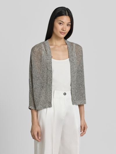 Frauenmodel trägt Strickjacke in offener Passform mit 3/4-Arm von Comma aus reiner Baumwolle mit Strukturmuster, Nahaufnahme Oberkörper.