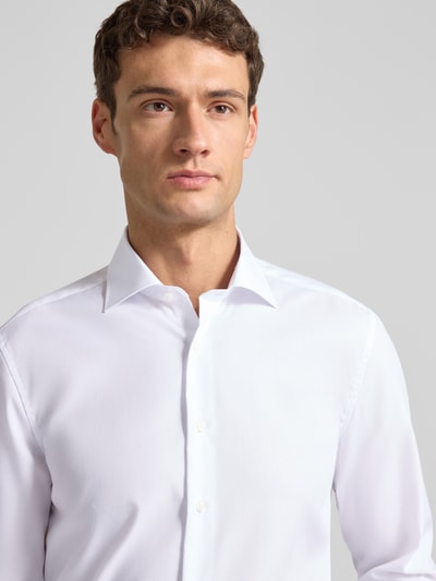 Männermodel trägt Slim Fit Business-Hemd mit Knopfleiste von ETERNA, Reine Baumwolle, Kentkragen, Nahaufnahme Oberkörper.
