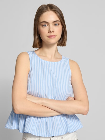 Frauenmodel trägt Popeline Top mit rückseitigem Schlüsselloch-Ausschnitt von REVIEW, hellblau-weiß gestreift, Reine Baumwolle, Gerader-Schnitt, Rundhalsausschnitt, Schößchendetail, Ganzkörperansicht von vorne.