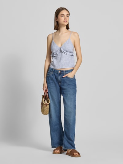 Frauenmodel trägt Regular Fit Trägertop aus Viskose-Leinen-Mix Modell 'SIESTA' von Only in Optik: Unifarben, ohne Muster, herzförmiger Ausschnitt, Spaghettiträger, Rumpfabschluss ausgestellt, Materialverarbeitung Flammgarn, Farbton sanft meliert, Ganzkörperansicht von vorne.