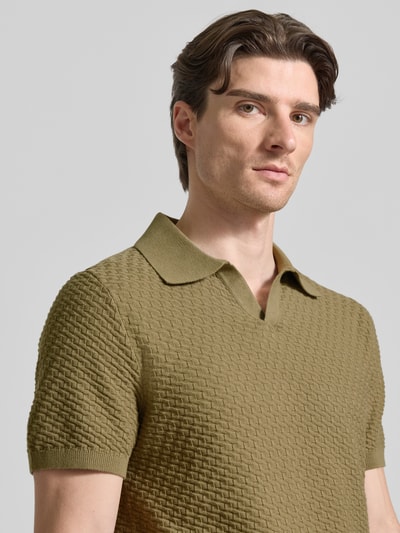 Männermodel trägt Poloshirt mit Polokragen und V-Ausschnitt von JAKE*S STUDIO MEN aus reiner Baumwolle, strukturierte Oberfläche, Body Fit, Nahaufnahme Oberkörper.