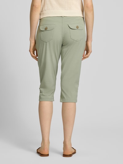 Kobiece model nosi Bermudas mit Gürtel und Eingrifftaschen von G.I.G.A. DX, zielony, mieszanka bawełny z dodatkiem streczu, dopasowany krój, wpuszczane kieszenie, długość do kolan, szerokość w rozmiarze 36: 40 cm, długość wewnętrzna nogawki w rozmiarze 36: 46 cm, widok całej sylwetki z tyłu.