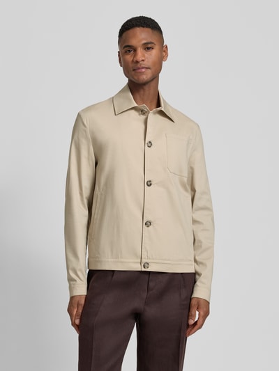 Männermodel trägt Regular Fit Hemdjacke mit Brusttasche von Manuel Ritz in Beige, Knopfleiste, Kentkragen, Baumwoll-Mix, Ganzkörperansicht von vorne
