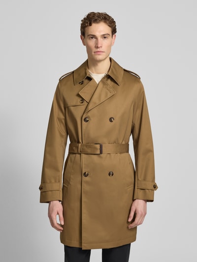 Männermodel trägt Trenchcoat mit Kentkragen von MCNEAL in Beige, Regular Fit, Knopfleiste, Taillengürtel, Material-Mix, Ganzkörperansicht von vorne.