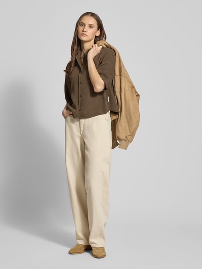 Vrouwenmodel draagt Relaxed Fit Blouse uit puur lyocell van Marc O'Polo Denim, look effen, overhemdkraag, figuurnaden, piqué. Ganzkörperansicht van voren.