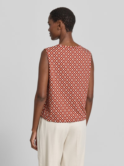 Frauenmodel trägt Regular Fit Top aus reiner Baumwolle von Marc O'Polo mit Allover-Muster in warmen Tönen, Ganzkörperansicht Rückansicht.