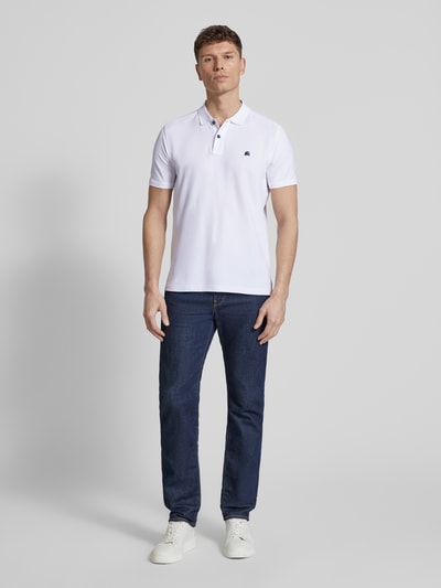 Männermodel trägt Regular Fit Poloshirt mit Logo-Stitching Modell 'Performance' von Lerros in Weiß, Baumwoll-Mix, Ganzkörperansicht von vorne.