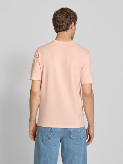 Männermodel trägt T-Shirt mit Label-Print von Jack & Jones in zartem Rosa, Reine Baumwolle, Gerader-Schnitt, Rückenansicht, Ganzkörperansicht Rückansicht.