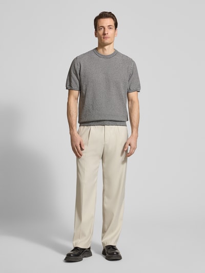 Männermodel trägt Strickshirt mit Rundhalsausschnitt von JAKE*S STUDIO MEN im Allover-Look, Material-Mix mit Baumwoll-Anteil, Regular-Fit, Ganzkörperansicht von vorne