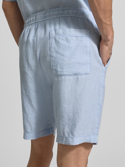Männermodel trägt Shorts mit elastischem Bund und Gesäßtasche von MCNEAL in Hellblau, Reine Baumwolle, Regular-Fit, Nahaufnahme Rückansicht. Bundweite bei Größe M: 45 cm, Innenbeinlänge bei Größe M: 24 cm.