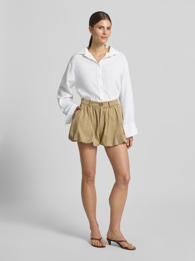 Kobiece modelka nosi Regular Fit Bluse aus Leinen-Baumwoll-Mix von Gina Tricot, mieszanka lnu i bawełny, krój regular fit, kołnierzyk koszulowy, listwa guzikowa, długość tyłu w rozmiarze S: 74 cm, długość rękawów w rozmiarze S: 60 cm, widok całej sylwetki z przodu