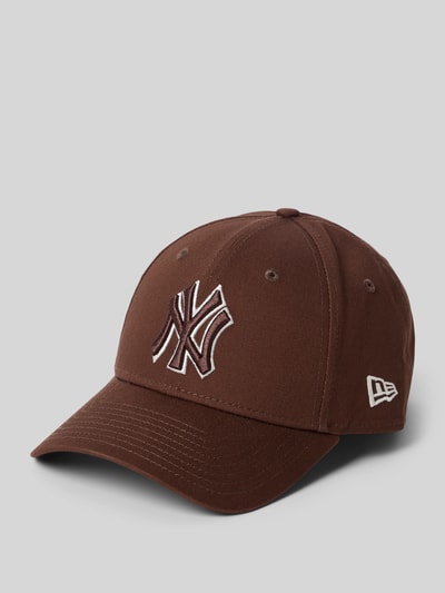 Produktfoto, braune Baseball Cap mit New York Motiv-Stitching aus reiner Baumwolle, Modell '9FORTY®' von New Era, strukturierte Oberfläche