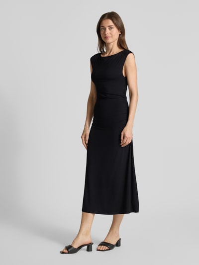 Frauenmodel trägt Tailliertes Freizeitkleid aus Viskose-Modal-Mix von Marc O'Polo, Optik: Unifarben, Midi-Länge, U-Boot-Ausschnitt, Raffung, Ärmelform: Ohne, Materialverarbeitung: Stretch, Ganzkörperansicht von vorne.