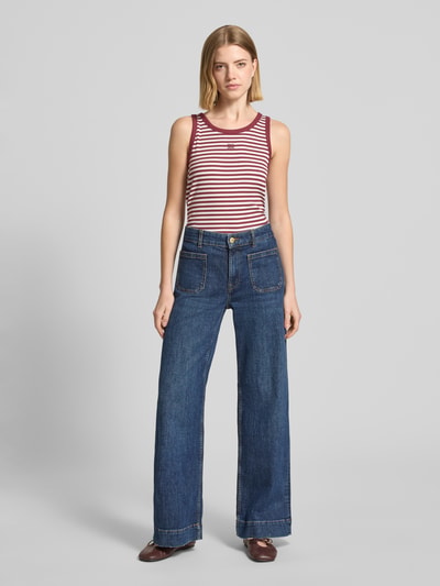 Frauenmodel trägt Regular Fit Tank Top aus Baumwoll-Mix von s.Oliver RED LABEL in Optik:Allover-Muster, Gestreift, mit Stickerei, Rundhals, breite Träger, Materialverarbeitung: Ripp, Farben Bordeaux und Weiß, Struktur fein gerippt, Ganzkörperansicht von vorne.