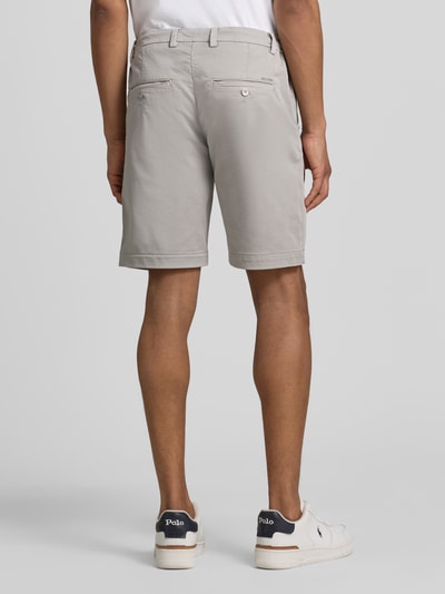 Männermodel trägt Bermudas mit Bindegürtel und französischen Eingrifftaschen von MAC aus Baumwoll-Mix mit Stretch-Anteil, hellgrau, Ganzkörperansicht Rückansicht.