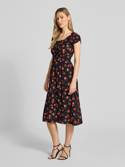 Frauenmodel trägt Midikleid aus Viskose mit Karree-Ausschnitt von Apricot, schwarz mit rotem Blumenmuster, taillierte Passform, Puffärmel, Ganzkörperansicht von vorne.