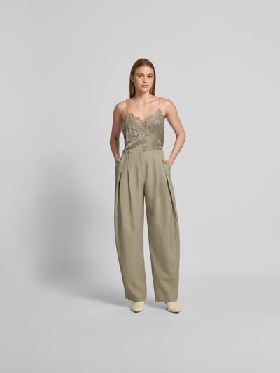 Frauenmodel trägt Bluse aus Satin mit Spitzenbesatz von Iro, körpernahe Passform, V-Ausschnitt, Spaghettiträger, Ganzkörperansicht von vorne.