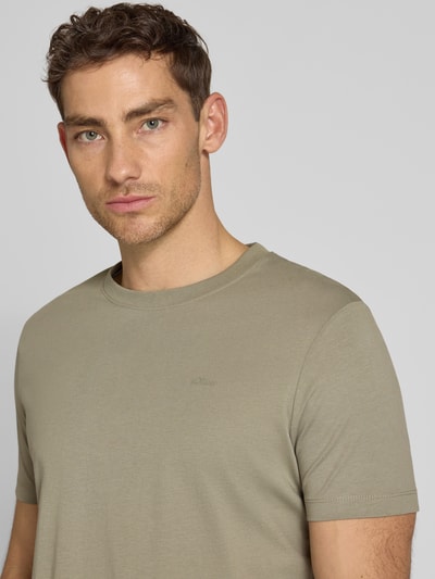 Mężczyzna nosi Regular Fit T-Shirt aus reiner Baumwolle von s.Oliver RED LABEL, kolor jednolity, jersey, bawełna, nadruk label, dekolt okrągły, krótki rękaw, zbliżenie na górną część ciała