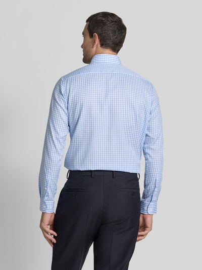 Männermodel trägt Regular Fit Business-Hemd mit Button-Down-Kragen von Christian Berg Men, Vichy-Karo, Ganzkörperansicht Rückansicht. Rückenlänge 77 cm, Schulterbreite 43 cm, Ärmellänge 64 cm, Knopfleiste, Größe 39/40.