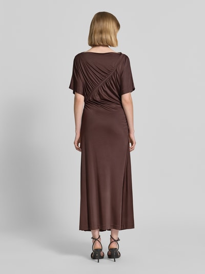 Frauenmodel trägt Slim Fit Maxikleid aus Viskose-Mix Modell 'ECAREN' von BOSS, Farbe Braun, Optik: Unifarben, Ärmelform: Kurzarm, Raffungen, Ganzkörperansicht Rückansicht.
