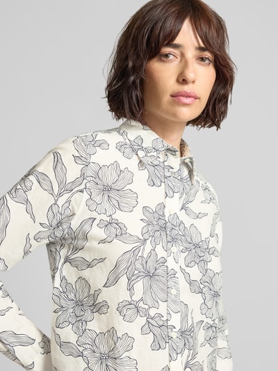 Frauenmodel trägt Regular Fit Bluse aus Leinen-Baumwoll-Mix von Gant im Allover-Look mit Hemdblusenkragen und Knopfleiste, Nahaufnahme Oberkörper.