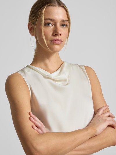 Kobiece modelka nosi Regular Fit Blusentop aus Seiden-Mix Modell 'BELIDINA' od BOSS, gładki, satynowy materiał, krój regular fit, dekolt woda, bez rękawów, zbliżenie na górną część ciała.