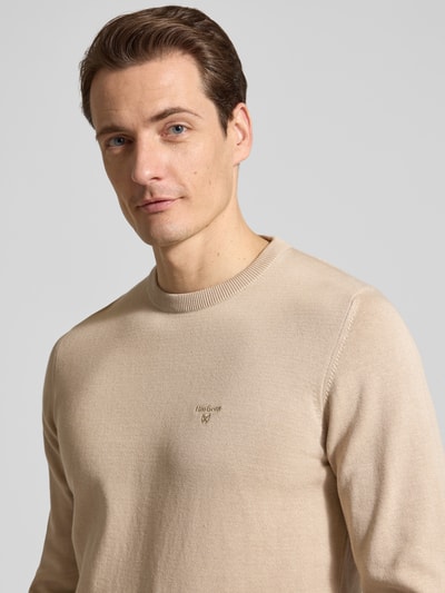 Männermodel trägt Regular Fit Strickpullover aus reiner Baumwolle Modell 'PIMA' von Barbour, Optik: Unifarben, Nahaufnahme Oberkörper.