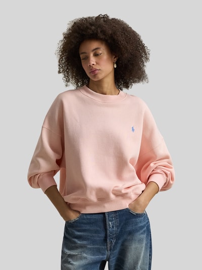 Modelka nosi Regular Fit Sweatshirt aus Baumwoll-Mix od Polo Ralph Lauren, jasnoróżowy, bawełniany, logo, długi rękaw, przód, ujęcie całopostaciowe