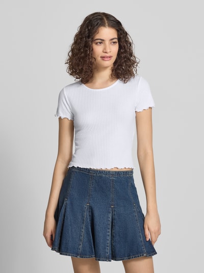 Frauenmodel trägt Slim Fit T-Shirt mit Viskose-Anteil Modell 'EMMA' von Only, weiß, unifarben, Streifen-Struktur, Rundhals, Kurzarm, Frill-Abschluss, Jacquard Stretch, Material-Mix mit Viskose-Anteil, Ganzkörperansicht von vorne.