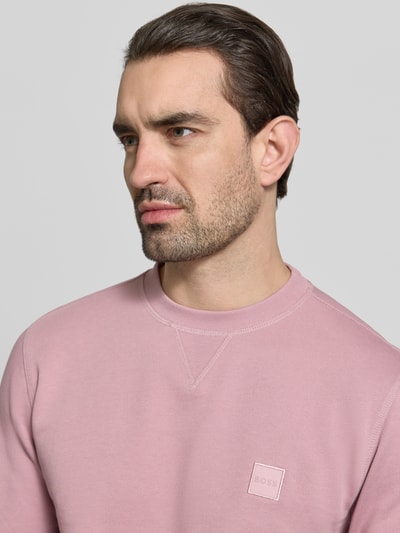 Männermodel trägt Regular Fit Sweatshirt aus reiner Baumwolle Modell 'WESTART' von BOSS Orange, Optik: Unifarben, Nahaufnahme Oberkörper.