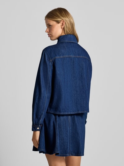 Vrouwenmodel draagt Relaxed Fit jeansblouse uit mix van katoen en lyocell van Marc O'Polo, effen donkerblauw, rugaanzicht, Dames jeansblouse van Marc O'Polo DENIM