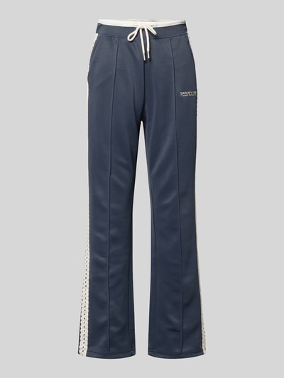 Produktfoto, spodnie typu track pants z mieszanki bawełny z obszyciem koronką, wyhaftowane logo, model 'TIHANY LACE' od Pegador