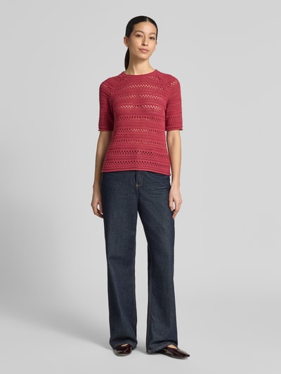 Frauenmodel trägt Strickshirt mit Rundhalsausschnitt von Jake*s Casual aus Reine Baumwolle, Regular-Fit, Rollsaum, Strukturmuster, Ganzkörperansicht von vorne.