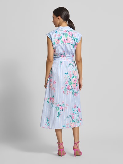 Frauenmodel trägt Hemdblusenkleid mit V-Ausschnitt und Bindegürtel von Milano Italy, Reine Baumwolle, A-Linie, Midikleid, Allover-Look, Rückenlänge 124 cm, Brustweite 44 cm, Ganzkörperansicht Rückansicht.