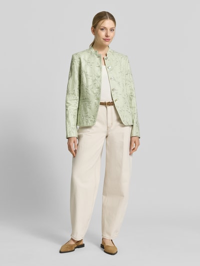 Modelka kobieca nosi Slim Fit Blazer mit Stitchings und Stehkragen od WHITE LABEL w jasnej zieleni z kieszeniami i guzikami, krój slim fit, szerokość w rozmiarze 36: 47 cm, długość tyłu: 59 cm, długość rękawa: 65 cm, widok całej sylwetki z przodu.