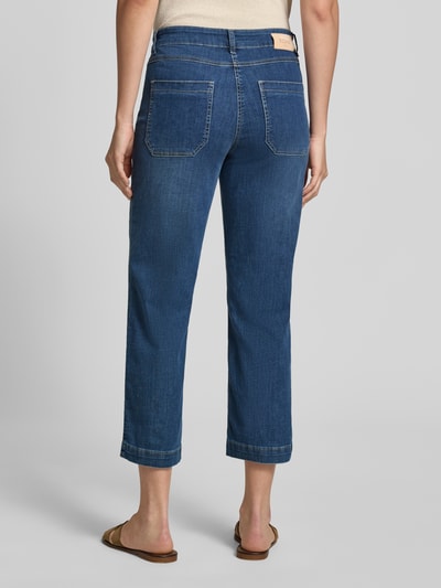 Frauenmodel trägt Jeans in 7/8-Länge Modell 'Liv Wide' von TONI aus Baumwoll-Elasthan-Mix mit Eingrifftaschen, Rückansicht Ganzkörperansicht.
