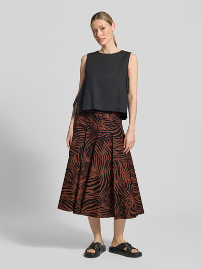 Frauenmodel trägt Ausgestellter Midi-Rock aus reiner Baumwolle Modell 'PANTEON' von Max Mara, Optik:Allover-Muster, Popeline, Midi-Länge, Ganzkörperansicht von vorne.