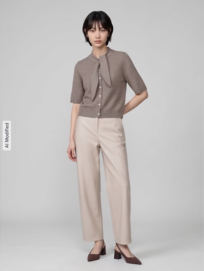 Kobiece modelka nosi kardigan rozpinany z dodatkiem wełny Regular Fit model 'LANA' od ONLY, damski, beżowy, gładka faktura, Ganzkörperansicht von vorne, KI-modifiziertes Bild.