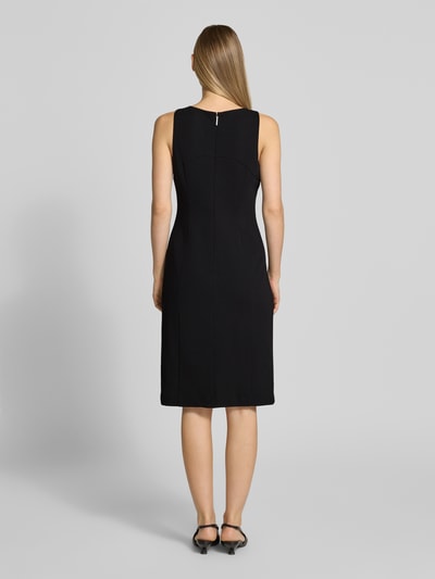 Frauenmodel trägt Knielanges Kleid mit Karree-Ausschnitt von Calvin Klein Womenswear, Elastischer-Material-Mix, Körpernaher-Schnitt, Ärmelloses-Design, Rückseitiger Reißverschluss, schwarze Farbe, glatte Textur, Knielänge, Ganzkörperansicht Rückansicht.