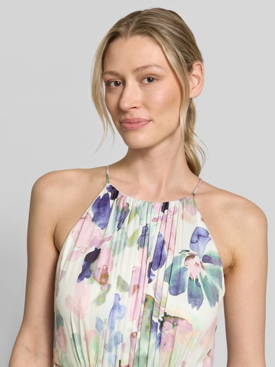 Frauenmodel trägt Maxikleid aus Satin mit Bindegürtel von Jake*s Cocktail in A-Linie und Allover-Look mit Plisseefalten, Nahaufnahme Oberkörper.