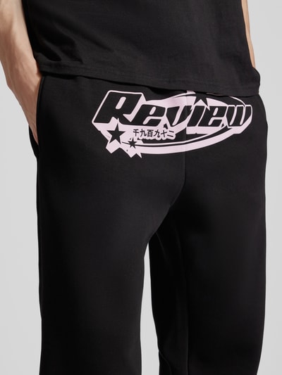 REVIEW Regular Fit Sweatpants mit Label-Print Black 3