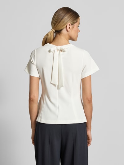 Frauenmodel trägt Shaped Fit T-Shirt mit Mittelnaht von s.Oliver BLACK LABEL, Optik: Unifarben, Passform, Schlüsselloch mit Bindeband am Rückenausschnitt, Kurzarm, Ganzkörperansicht Rückansicht.