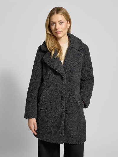 Vrouwenmodel draagt Regular Fit Teddy-Mantel met omlegekraag model 'KYLIE' van Vero Moda, uni zwart, structuur, lange mouwen, vooraanzicht bovenlichaam.
