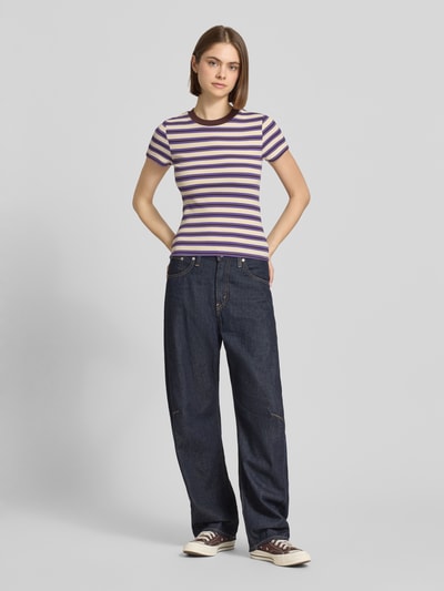 Frauenmodel trägt Slim Fit T-Shirt mit Rundhalsausschnitt Modell 'Sally' von Topshop, lila-weißes Strukturmuster, Baumwoll-Mix, Rückenlänge 52 cm, Ganzkörperansicht von vorne.