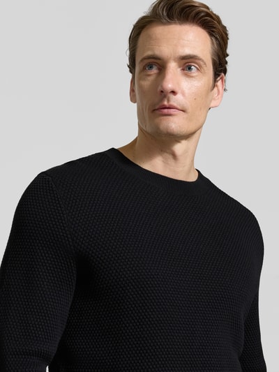 Mężczyzna nosi Regular Fit Pullover aus reiner Baumwolle Modell 'Lalex' von BOSS, czarny kolor, faktura dzianiny, Nahaufnahme Oberkörper.