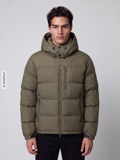 Männermodel trägt Steppjacke mit Zweiwege-Reißverschluss von POLO RALPH LAUREN aus unifarbenem Polyester mit Kapuze, Ganzkörperansicht von vorne, KI-modifiziertes Bild.