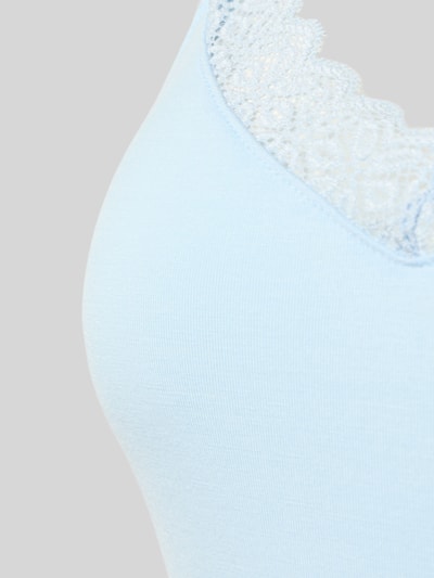 Frauenmodel trägt Spitzentop mit Spaghettiträgern von Jake*s Casual, hellblau, Spitze, Material-Mix mit Stretch-Anteil, Detailaufnahme.